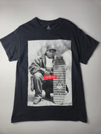 Asphalt Yacht Club x Mike Miller Eazy-E T-shirt Graphique Skate Taille S Noir Très Bon État