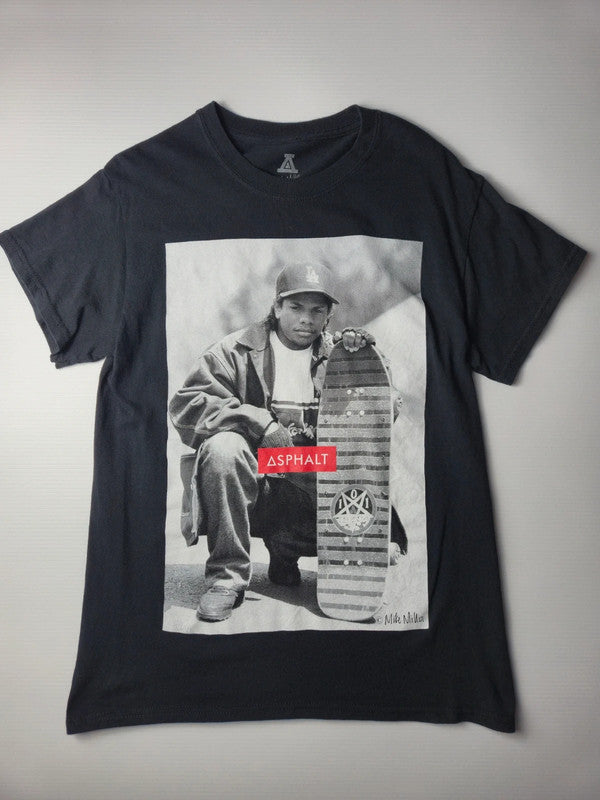 Asphalt Yacht Club x Mike Miller Eazy-E T-shirt Graphique Skate Taille S Noir Très Bon État