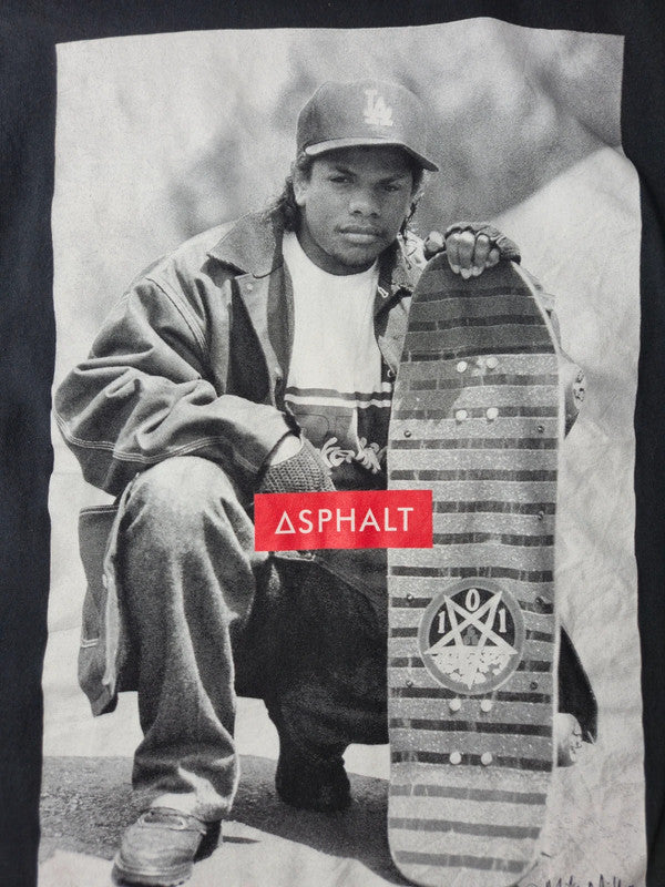 Asphalt Yacht Club x Mike Miller Eazy-E T-shirt Graphique Skate Taille S Noir Très Bon État