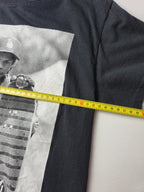 Asphalt Yacht Club x Mike Miller Eazy-E T-shirt Graphique Skate Taille S Noir Très Bon État