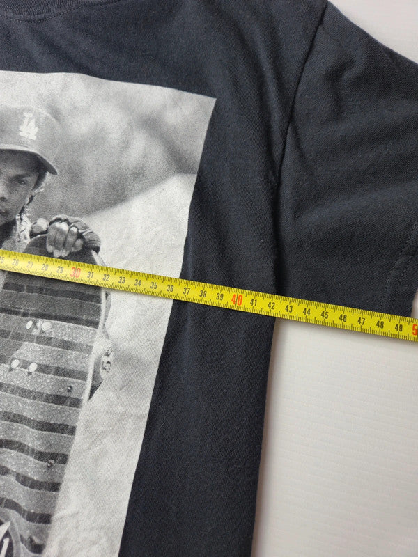 Asphalt Yacht Club x Mike Miller Eazy-E T-shirt Graphique Skate Taille S Noir Très Bon État